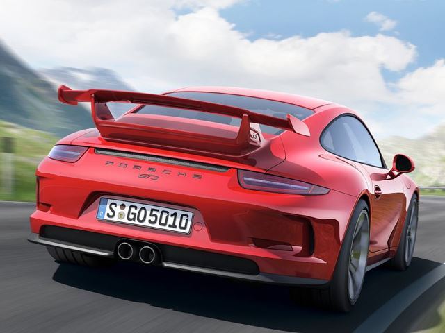 Видео: Porsche 911 GT3 против Nissan GT-R